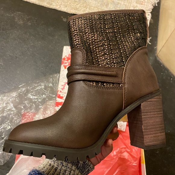 Lug Sole Chunky Heel Buckle Detail Engineer Boots - Picture 11 of 14